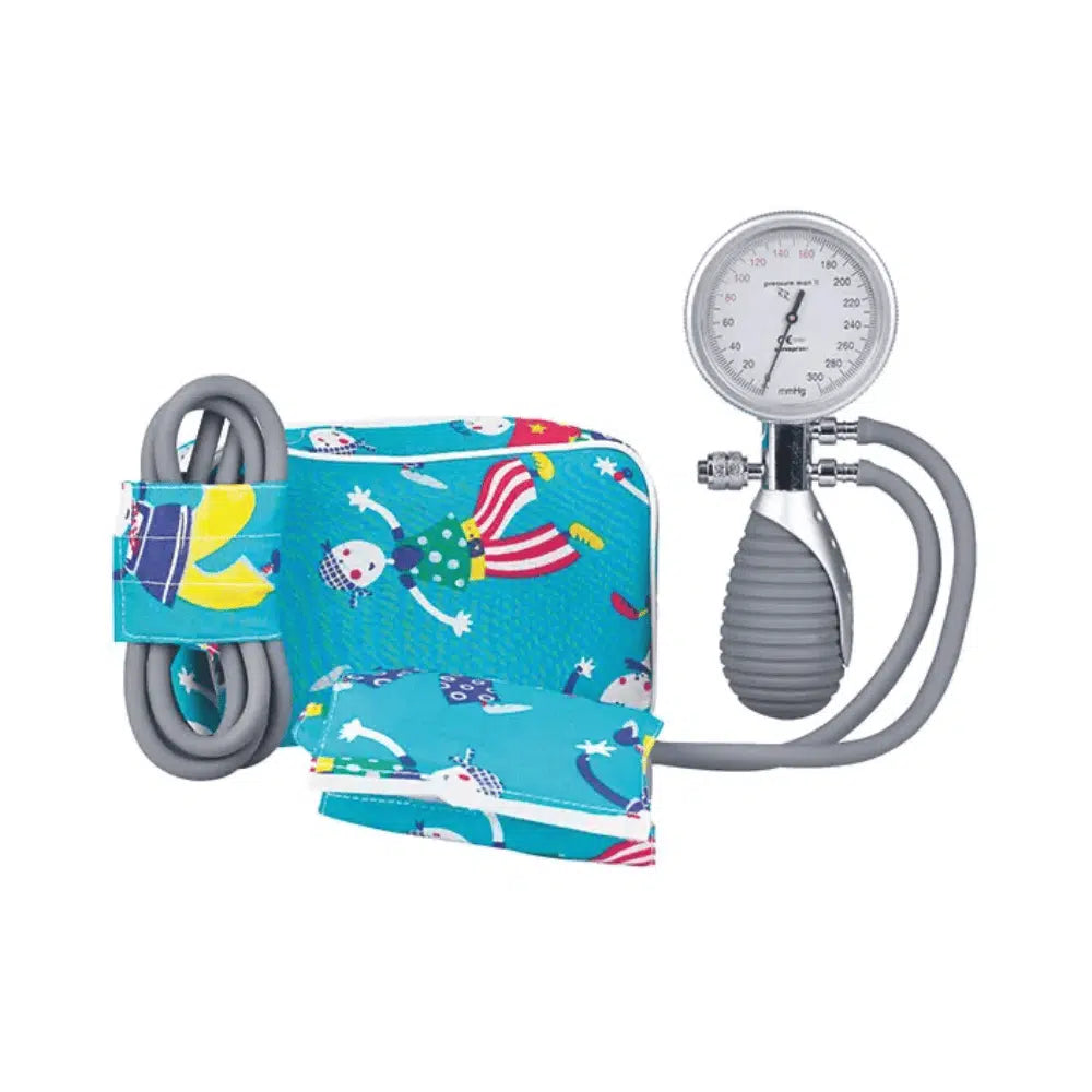 Przedstawiamy urządzenie manometryczne Pressure Man II z 2 wężykami dla dzieci i niemowląt od Servoprax GmbH. Ten mankiet do pomiaru ciśnienia krwi dla dzieci ma kolorowy design z klaunami i balonami i jest dostarczany z manometrem, gruszką i szarym wężykiem. Jest idealny do zabawnych, a jednocześnie precyzyjnych pomiarów ciśnienia krwi u dzieci.