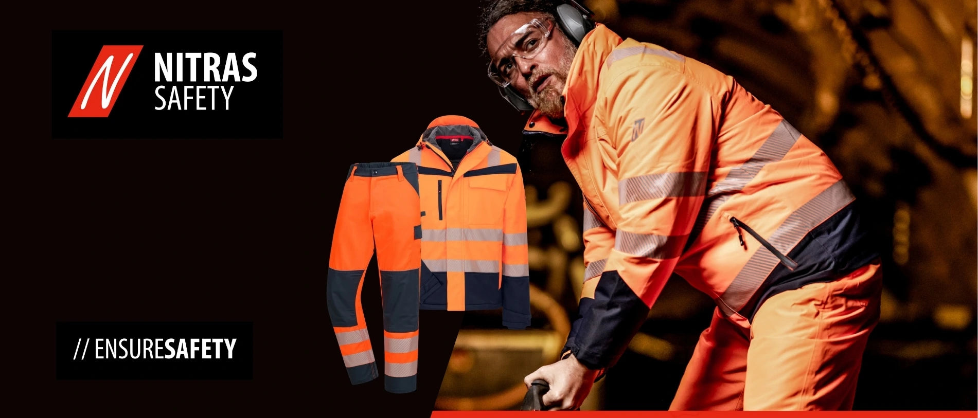 NITRAS SAFETY Banner mit orangefarbener Warnschutzkleidung. Rechts arbeitet eine Person in reflektierender Schutzjacke und Schutzhose in einer dunklen Industrieumgebung. Links sind eine Warnschutzjacke und -hose als Produktabbildung sowie das Logo und der Schriftzug „// ENSURESAFETY“ zu sehen.