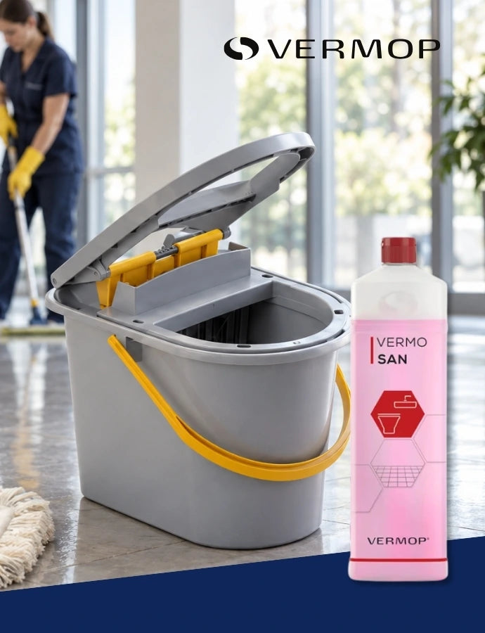 VERMOP Reinigungssystem mit Flachmopp, grauem Eimer und Reinigungsmittel vor einem professionellen Reinigungseinsatz. Im Hintergrund wischt eine Reinigungskraft einen Boden.