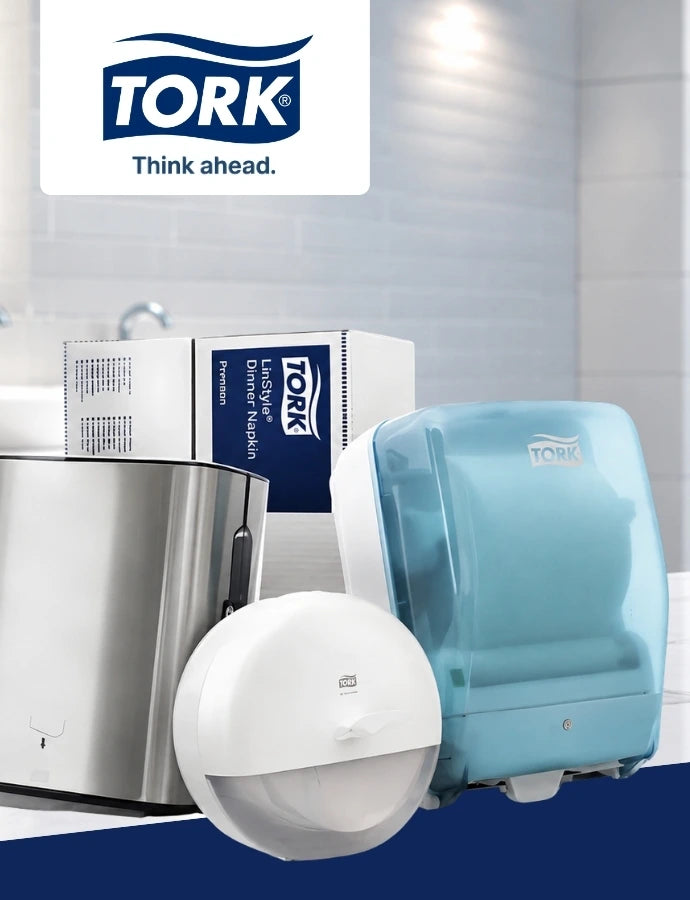 Tork Hygienelösungen mit Toilettenpapier, Servietten und verschiedenen Spendersystemen vor modernem Waschraum-Hintergrund.