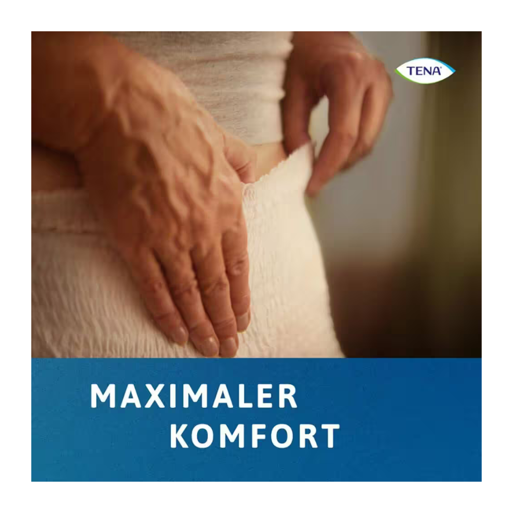 Nahaufnahme der Hände beim Hochziehen einer strukturierten, leichten TENA Protection Pants Normal Inkontinenzpants von TENA - Essity Germany GmbH. Der Text "MAXIMALER KOMFORT" und das TENA-Logo unterstreichen den Komfort und die Zuverlässigkeit bei Inkontinenzbedarf.