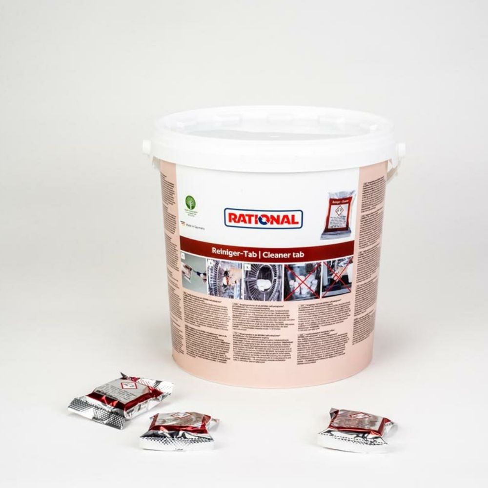 Duży biały wiadro z napisem „Rational Reiniger Tabs | Wiadro (100 sztuk)” firmy Rational AG wyraźnie pokazuje swoje informacje o produkcie. Przed wiadrem znajdują się trzy pojedynczo zapakowane tabletki czyszczące ułożone na nieskazitelnie białej powierzchni, co czyni je idealnymi do zastosowania w urządzeniach CombiMaster Plus i SelfCooking Center.
