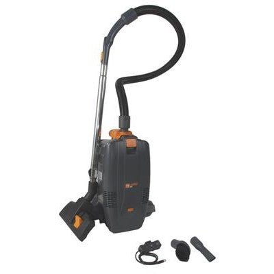 Zestaw startowy TASKI AERO BP B Plus od Diversey Deutschland GmbH & Co. OHG, ultralekki odkurzacz plecakowy z technologią litowo-jonową, jest pokazany w pozycji pionowej z wężem, kijem, trzema akcesoriami i kablem zasilającym do ergonomicznego czyszczenia.
