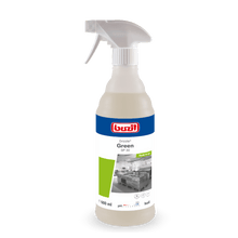 Eine 600 ml Sprühflasche Drizzle® Green Öl- und Fettlöser farblos - hellgelb von BUZIL-WERK Wagner GmbH & Co. KG, mit einer grauen Sprühdüse und einem Etikett mit Küchenbild, Produktname und Anwendungshinweisen.