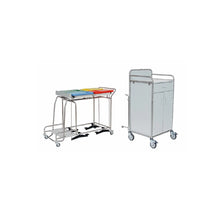 Ein Novocal Stationswagen aus Edelstahl mit verschweißten Rohrverbindungen steht neben einem weißen, fahrbaren Medizinschrank-Praktisch für Klinik oder Krankenhaus.