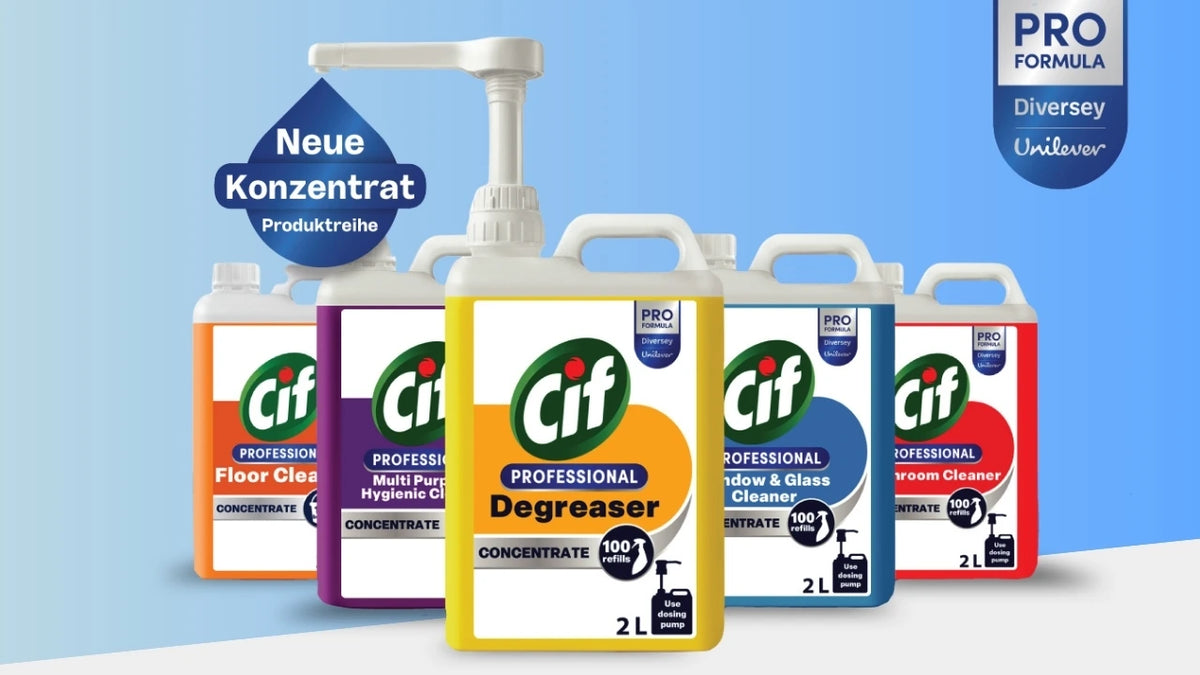 Cif Professional Konzentrate in verschiedenen Varianten vor hellblauem Hintergrund, darunter Entfetter, Bodenreiniger, Sanitärreiniger sowie Fenster- und Glasreiniger; Hinweis auf die neue Konzentrat-Produktreihe.