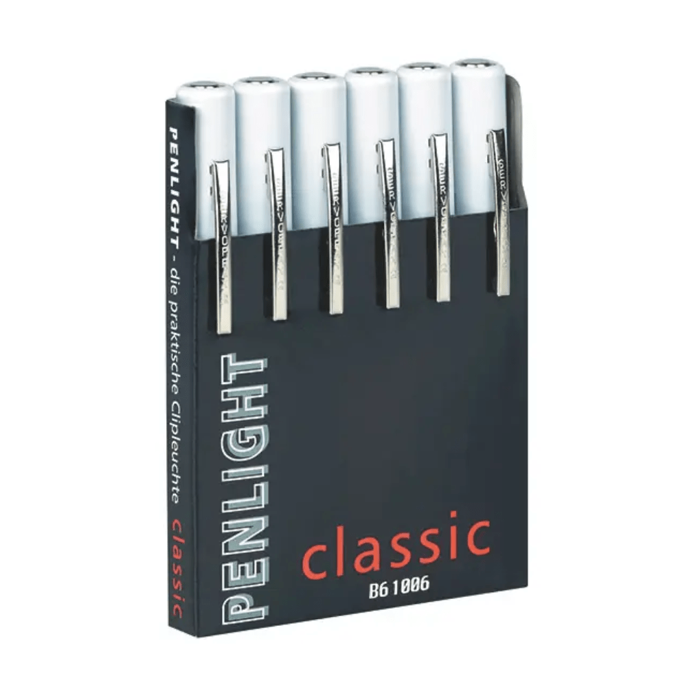 Czarne pudełko z napisem „Penlight Classic Six Pack Dispenser, bedruckt” firmy Servoprax GmbH zawiera sześć białych, w kształcie długopisu latarek, które są często używane podczas badań medycznych. Każda lampka długopisowa posiada srebrny klips dla wygodnego dostępu podczas diagnozy.