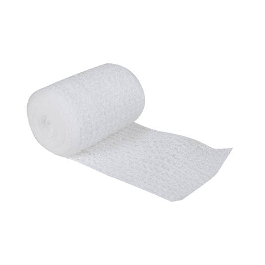 Na białym tle leży częściowo rozwinięta rolka białego, elastycznego bandaża z wzorem strukturalnym. Bandaż gazowy Söhngen WS-elast. o wymiarach 8 cm x 4 m, produkowany przez firmę W. Söhngen GmbH, charakteryzuje się dużą rozciągliwością, dzięki czemu jest lekki i idealnie nadaje się do zastosowań medycznych oraz jako środek pomocniczy w każdym punkcie pierwszej pomocy.