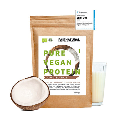 Ein brauner wiederverschließbarer 600g-Beutel Fairnatural® Bio Veganes Proteinpulver Kokos ohne Soja steht aufrecht neben einer halbierten Kokosnuss und einem Glas Kokosmilch - ideal für Diät oder Muskelaufbau als leckerer veganer Proteinshake.