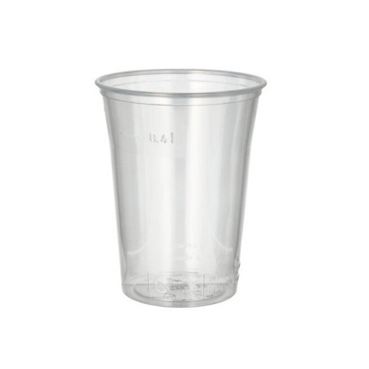 Ein klarer Starpak Plastikbecher (PS) 0,4 l Ø 9,5 cm × 12 cm, gestaltet mit Schaumstoffrand, steht aufrecht auf einem schlichten weißen Hintergrund. Dieser transparente Becher, der häufig in der Gastronomie verwendet wird, erscheint leer und weist Messmarkierungen am oberen Rand auf.