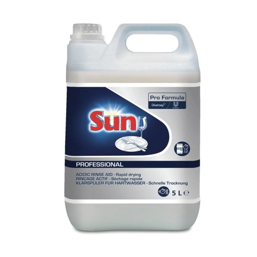 Zdjęcie 5-litrowego dzbanka z napisem „SUN Professional Klarspüler für Hartwasser“ firmy Diversey Deutschland GmbH & Co. OHG, z kwaśnym środkiem nabłyszczającym do zapobiegania osadom wapiennym. Idealny do zmywarek przemysłowych, zapewnia szybkie suszenie i jest idealny do twardej wody. Dzbanek ma uchwyt i wylewkę oraz tekst w kilku językach.