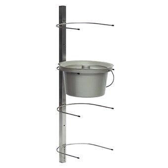 Uchwyt ścienny na wiadra toaletowe Novocal ze stali nierdzewnej mieści 4 wiadra toaletowe i 4 baseny. Praktyczny uchwyt ścienny Novocal jest idealny do bezpiecznego, oszczędzającego miejsce przechowywania w opiece. Opakowanie: 1 sztuka.