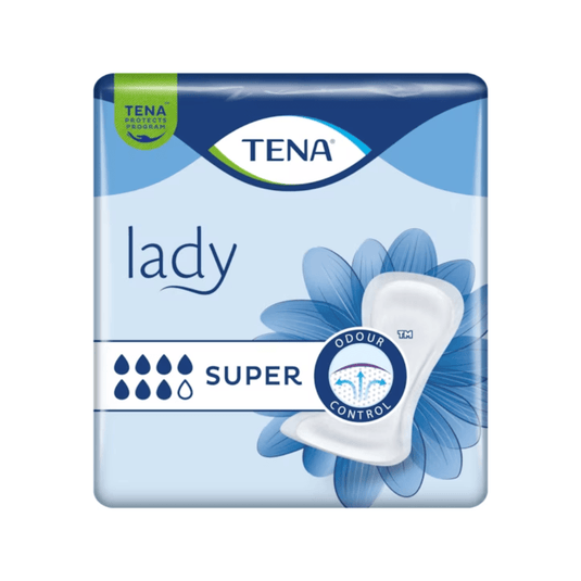 Opakowanie wkładek na nietrzymanie moczu TENA Lady Super | Opakowanie (30 sztuk) firmy TENA – Essity Germany GmbH jest utrzymane w kolorystyce niebiesko-białej. Charakterystyczne elementy, takie jak napisy „Lady” i „SUPER”, krople symbolizujące chłonność, grafika kwiatowa oraz hasła takie jak „Odour Control”, sprawiają, że jest to idealny wybór dla wszystkich osób poszukujących niezawodnej ochrony przed nietrzymaniem moczu w ramach programu TENA Protects.