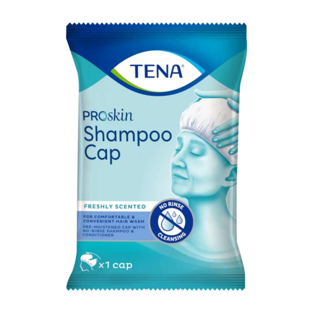 Czepek do mycia TENA ProSkin Shampoo Cap od TENA - Essity Germany GmbH jest prezentowany w opakowaniu z niebiesko-białym wzorem, na którym przedstawiona jest osoba używająca tej jednorazowej czapki. Tekst podkreśla „Świeżo perfumowana”, „Czyszczenie bez spłukiwania” i obejmuje zarówno „Szampon, jak i odżywkę”. Zawiera jedną czapkę.