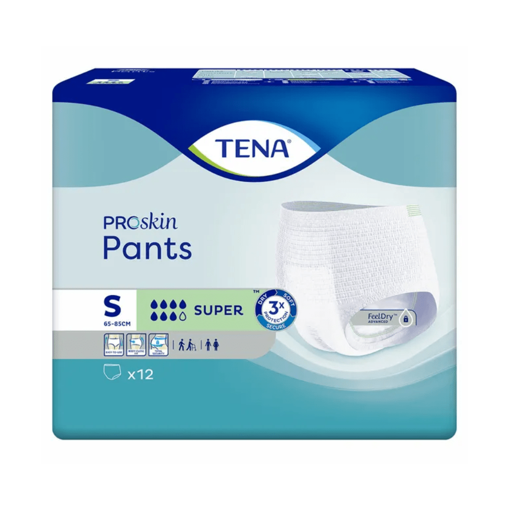 Opakowanie produktu TENA – Essity Germany GmbH TENA ProSkin Pants Super – majtki na nietrzymanie moczu, rozmiar S, przeznaczone dla osób o obwodzie talii 65–85 cm. Opakowanie zostało zaprojektowane z myślą o osobach cierpiących na nietrzymanie moczu i przedstawia zdjęcie majtek oznaczonych jako „Super” pod względem chłonności oraz zawierających „x12” sztuk. Tło stanowi gradient kolorystyczny w odcieniach niebieskiego i białego.