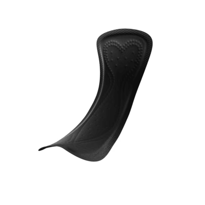 Pojedyncza czarna wkładka TENA Silhouette Noir Mini z wytłoczonym wzorem serca na powierzchni stoi na prostym białym tle. Oferuje dyskretną ochronę, posiada strukturalny design oraz smukły, zakrzywiony kształt dla komfortu i efektywności potrójnej ochrony.