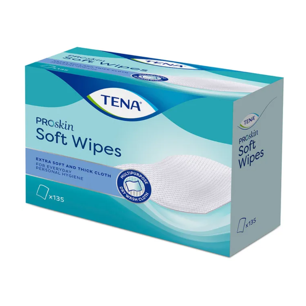 Pudełko rękawiczek do mycia TENA Soft Wipes, idealne do higieny ciała, jest wystawione. Niebiesko-białe opakowanie podkreśla niezwykłą miękkość i grubość chusteczek do higieny ciała i osobistej. Pudełko wyprodukowane przez TENA – Essity Germany GmbH zawiera 135 chusteczek i jest niezbędnym produktem na nietrzymanie moczu.