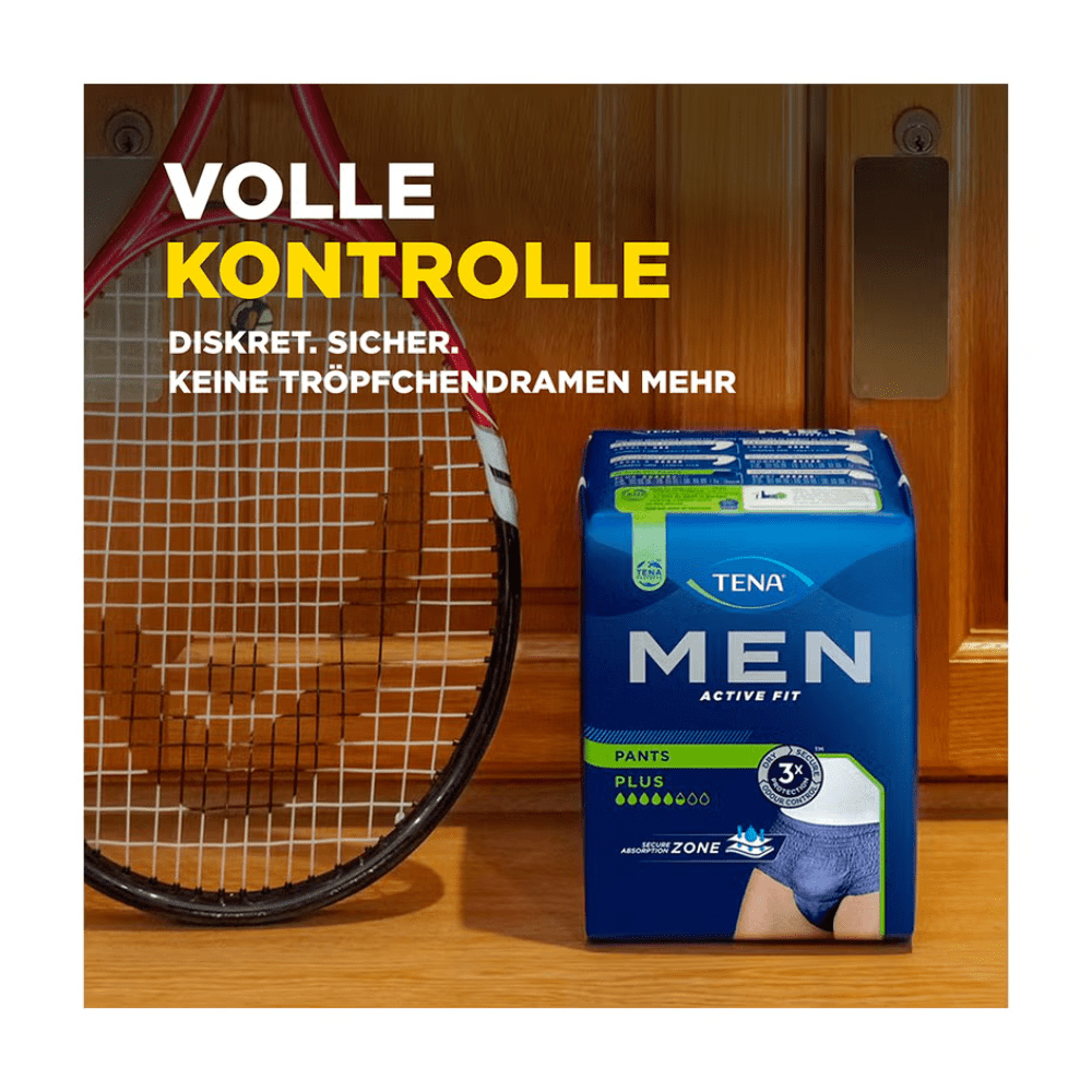 Opakowanie wzorcowe TENA Men Active Fit Pants Plus Blue od TENA - Essity Germany GmbH leży na drewnianej powierzchni obok rakiety tenisowej. Tekst nad nim brzmi: "Pełna kontrola. Dyskretnie. Bezpiecznie. Koniec z dramatami kropelek - idealne dla mężczyzn z osłabionym pęcherzem.