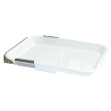 Eine weiße rechteckige Novocal Tropfschale inkl. Halterung. Halterung Wandmodell für Desinfektionsinsel, mit erhöhten Rändern und zwei Metallclips, ideal für hygienische Aufbewahrung, fotografiert vor weißem Hintergrund.