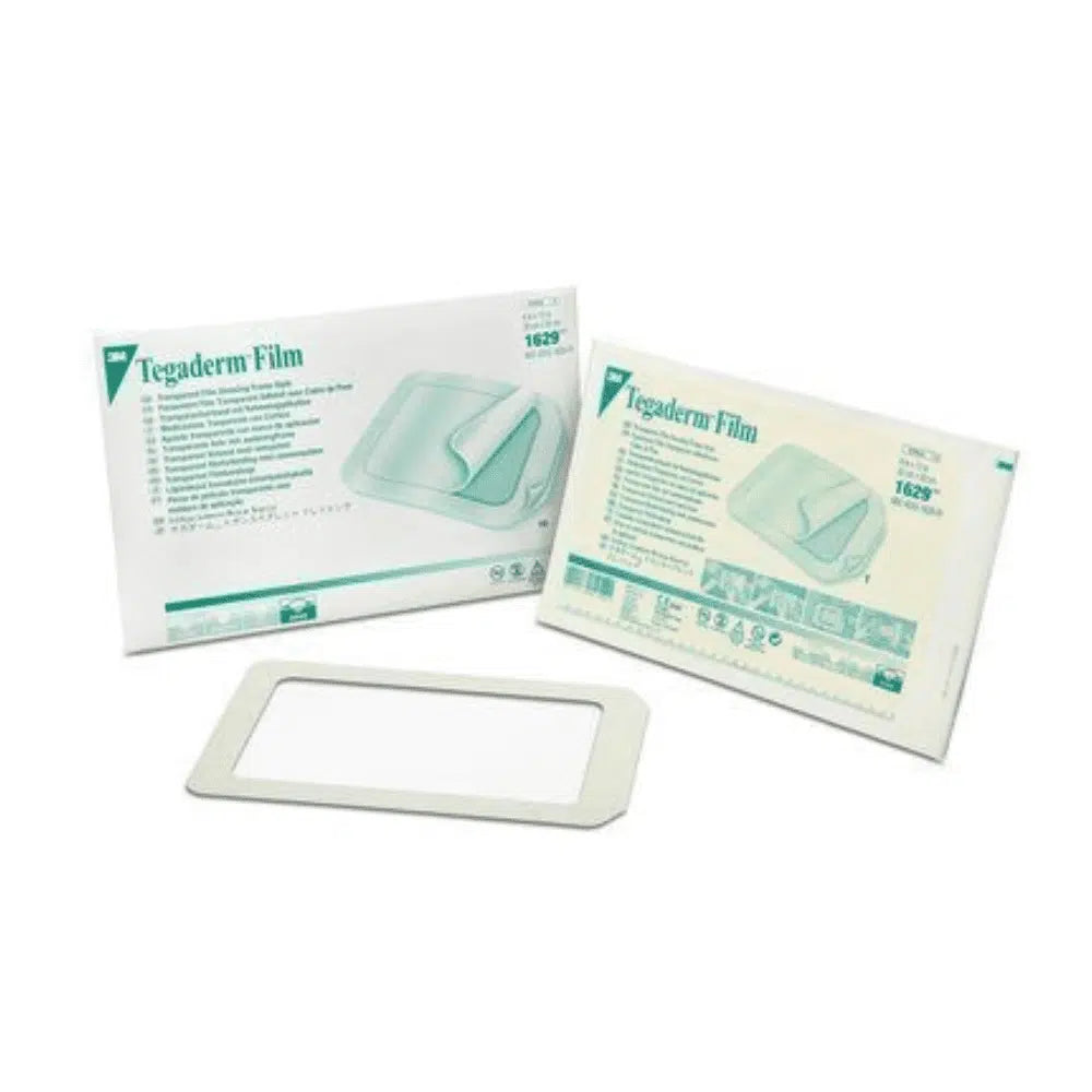 Przed dwoma opakowaniami znajduje się prostokątny film Tegaderm 3M Transparentverband (10 x 12 cm, opakowanie z 5 sztukami, Solventum Germany GmbH) z informacjami o produkcie i ilustracją zastosowania plastra mocującego.