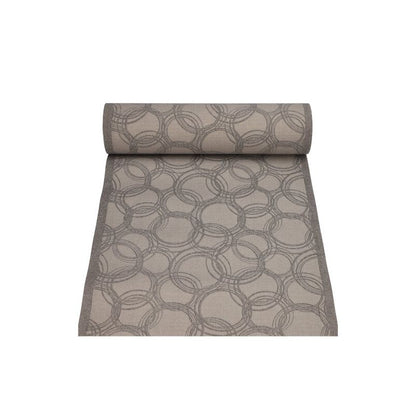 Bieżnik stołowy firmy PAPSTAR GmbH z kolekcji ROYAL to rolka o wymiarach 24m x 40cm, podobna do tkaniny, wykonana z mieszanki pulpy wiskozowej, która ma okrągły geometryczny wzór w odcieniach szarości i beżu. Częściowo rozwinięty materiał elegancko prezentuje swoje bezszwowe wzornictwo.