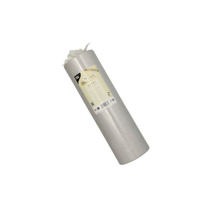 Rola PAPSTAR bieżnika stołowego podobnego do tkaniny PV-Tissue Mix „ROYAL Collection“ firmy PAPSTAR GmbH jest elegancko oznaczona informacjami o produkcie. Rolka stoi pionowo na prostym białym tle i pokazuje swoją wysokiej jakości kompozycję z mieszanki pulpy wiskozowej.