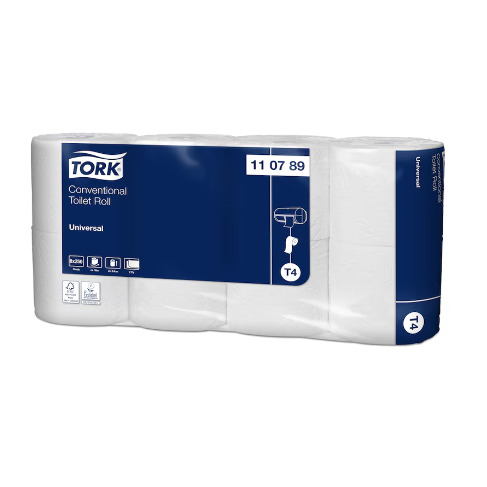 Tork 110789 Papier toaletowy w małych rolkach Universal T4, 2-warstwowa rolka papieru toaletowego w opakowaniu kartonowym z 64 rolkami na karton, posiada logo Tork oraz informacje o produkcie i certyfikaty zrównoważonego rozwoju. Jego niebiesko-biały design podkreśla jego efektywność kosztową.
