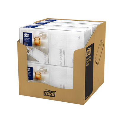 Ein Karton mit sechs Packungen Tork 13662 Tork Soft Guten Appetit Bestecktaschen-Servietten, jede mit einem blauen Etikett. Die Verpackung ist mit einer Abbildung von Messer, Gabel und Glas sowie dem Satz „Guten Appetit“ verziert und verkörpert mit jedem Tork Soft-Produkt der Essity Professional Hygiene Germany GmbH Eleganz beim Essen.