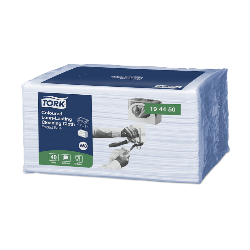 Karton z 8 opakowaniami trwałych kolorowych ściereczek czyszczących Tork 194450, pod marką TORK firmy Essity Professional Hygiene Germany GmbH, przedstawia obraz dłoni czyszczącej powierzchnię. Każde opakowanie zawiera 40 wielofunkcyjnych ściereczek w składanym niebieskim kolorze, z których każda ma wymiary 32,4 x 38,5 cm.