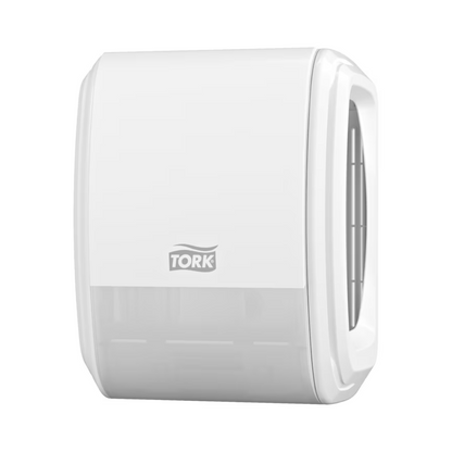 Prezentujemy dozownik ręczników papierowych Tork 256010 od Essity Professional Hygiene Germany GmbH. To urządzenie montowane na ścianie ma białą zewnętrzną część z przezroczystym dolnym odcinkiem dla szybkiego dostępu do ręczników papierowych, uzupełnione o wyraźnie widoczne logo TORK z przodu. Zaprojektowane, aby poprawić Twoje doświadczenie w pomieszczeniu dzięki swojej minimalistycznej i funkcjonalnej estetyce.