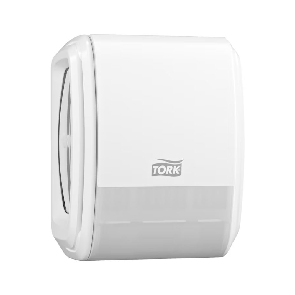 Na ścianie zamontowany jest dozownik Tork 256010 do ciągłego odświeżacza powietrza z technologią rozpylania dla odświeżającego akcentu. Jego smukły design obejmuje półprzezroczysty spód, który pokazuje rolkę wewnątrz, podczas gdy logo Tork jest wyraźnie widoczne pośrodku, aby poprawić Twoje doświadczenie w łazience.