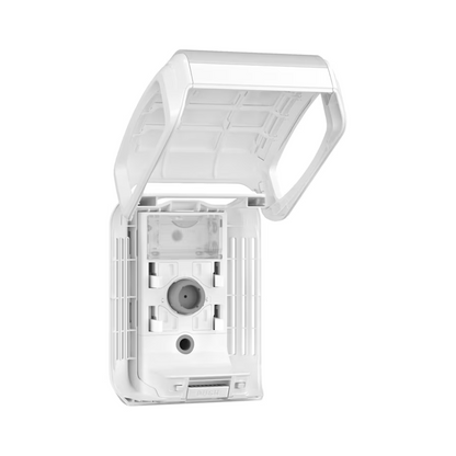 Dozownik Tork 256010 do ciągłego odświeżacza powietrza, zaprojektowany przez TORK – Essity Professional Hygiene Germany GmbH, stoi na białym tle. To gniazdko zewnętrzne posiada pojedyncze gniazdo i otwartą osłonę ochronną z przezroczystą pokrywą, aby zapewnić bezpieczeństwo w narażonych środowiskach i bezproblemowo integruje się z ciągłymi systemami odświeżania powietrza.