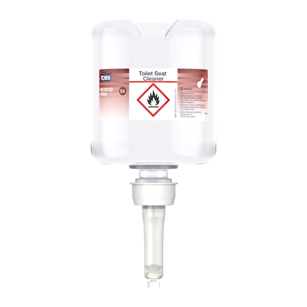 Tork 420302 Premium środek do czyszczenia desek sedesowych, dostarczany w kartonie z ośmioma butelkami i produkowany przez TORK – Essity Professional Hygiene Germany GmbH, wspiera higienę poprzez zapobieganie krzyżowym zanieczyszczeniom. Przezroczysta butelka dozująca zawiera instrukcję i jest wyposażona w dyszę na spodzie dla łatwej aplikacji. Dodatkowo, z powodów bezpieczeństwa, oznaczona jest symbolem ostrzegawczym dla substancji łatwopalnych.