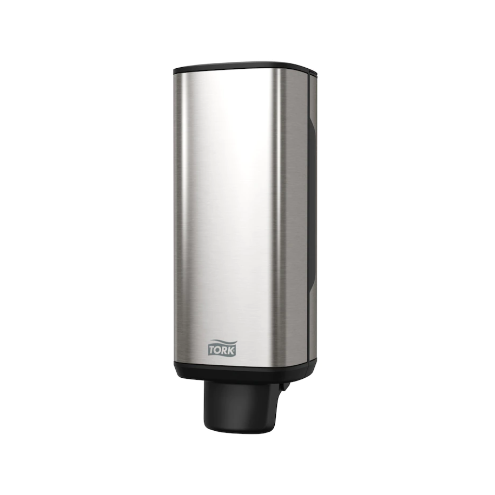 Dozownik mydła i środka dezynfekującego do rąk Tork 460010 firmy TORK – Essity Professional Hygiene Germany GmbH ma smukły, prostokątny design ze stali nierdzewnej z wyrafinowaną czarną dyszą u dołu i logo „Tork” w pobliżu podstawy. Jego nowoczesna estetyka wyróżnia się wspaniale na białym tle, co czyni go idealnym do dozowania mydła i środków dezynfekujących do rąk.