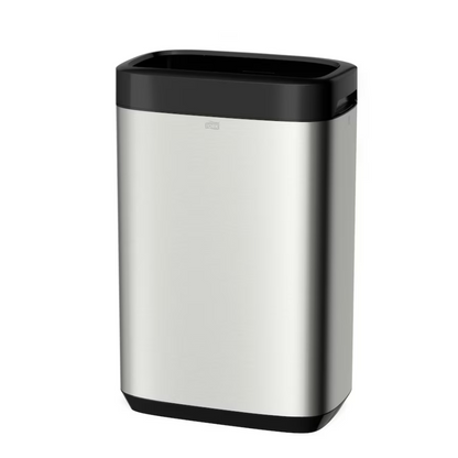 Tork 460011 Tork Abfallbehälter Image Line, prezentowany przez TORK – Essity Professional Hygiene Germany GmbH, to smukły i minimalistyczny prostokątny kosz na śmieci ze stali nierdzewnej z czarną pokrywą i podstawą. Jego design ze stali nierdzewnej oferuje imponującą pojemność 50 litrów, łącząc styl z funkcjonalnością, i posiada mały uchwyt do łatwego otwierania.