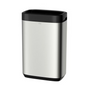 Tork 460011 Tork Abfallbehälter Image Line, prezentowany przez TORK – Essity Professional Hygiene Germany GmbH, to smukły i minimalistyczny prostokątny kosz na śmieci ze stali nierdzewnej z czarną pokrywą i podstawą. Jego design ze stali nierdzewnej oferuje imponującą pojemność 50 litrów, łącząc styl z funkcjonalnością, i posiada mały uchwyt do łatwego otwierania.