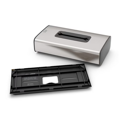 Dozownik chusteczek kosmetycznych Tork 460013 Image Line F1, montowany na ścianie dozownik chusteczek ze stali nierdzewnej od TORK – Essity Professional Hygiene Germany GmbH, jest pokazany z usuniętą i wyciągniętą zdejmowaną tylną ścianką. Ten dozownik z eleganckim designem ze stali nierdzewnej i okienkiem na górze umożliwia łatwe uzupełnianie i pojedyncze pobieranie arkuszy w publicznych toaletach.