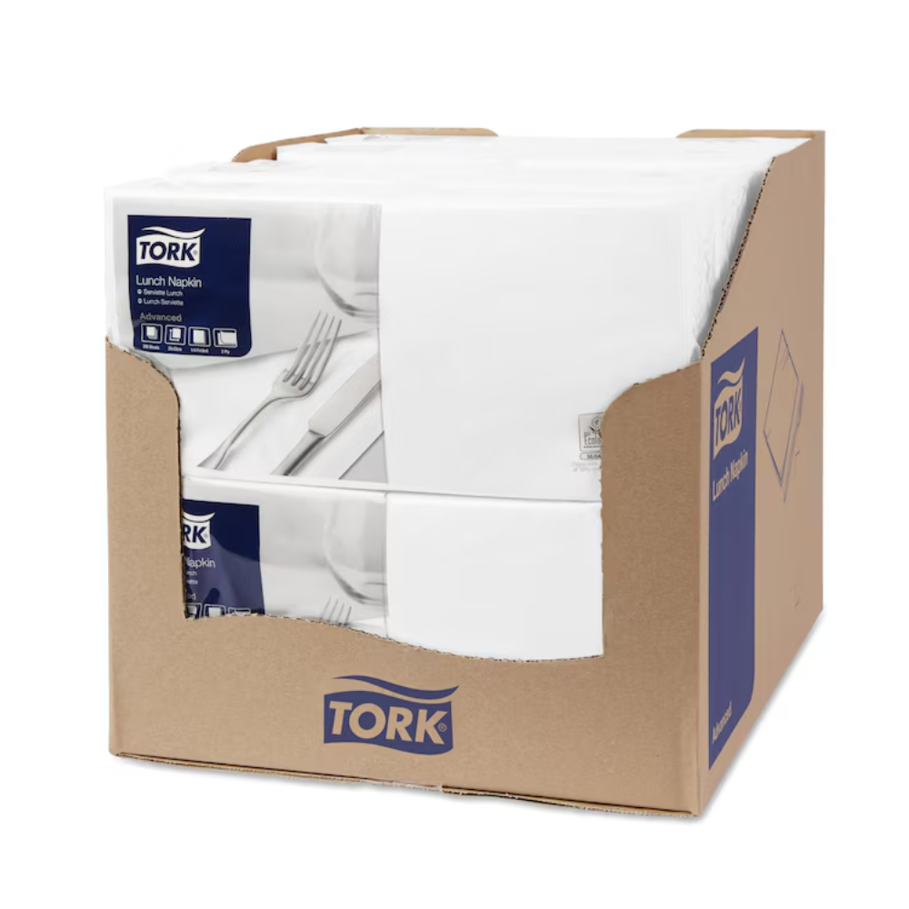 Ein Karton mit einzeln verpackten TORK Tork 477149 Lunchservietten Weiß Advanced 1/4-Falz 2-lagig | Karton (10 Packungen). Der Karton ist teilweise geöffnet und gibt die Lunchservietten im Inneren frei. Das TORK-Logo und Produktdetails mit blau-weißer Beschriftung sind auf der Verpackung sichtbar.