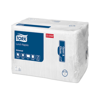 Opakowanie serwetek Tork 509300 Lunchserviette Weiß Universal firmy Essity Professional Hygiene Germany GmbH jest przeznaczone dla restauracji typu fast food. Opakowanie posiada niebieską etykietę z napisami „Universal”, „Öffnen & Schließen” oraz zdjęciami serwetek. To opakowanie nadające się do kompostowania przemysłowego zawiera 150 jednowarstwowych białych serwetek o wymiarach 12 cali kwadratowych każda.