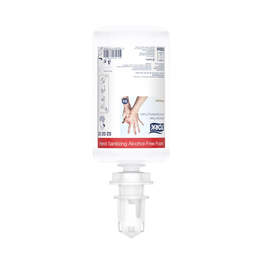 Przezroczysta i biała butelka Tork 520202 bezalkoholowej pianki do dezynfekcji rąk Premium S4 od TORK – Essity Professional Hygiene Germany GmbH. Butelka jest odwrócona i wyposażona w dozownik, aby wspierać zrównoważoną higienę rąk. Etykieta zawiera instrukcje użytkowania i szczegóły produktu w kilku językach.