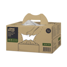 Na kartonie TORK - Essity z napisem „Tork 530176 Extra-Mocne Ściereczki Czyszczące Premium W7” widać rękę wyciągającą ściereczkę. W środku znajduje się 120 złożonych ściereczek z napisem „Pojedyncze”, które mają na celu zmniejszenie zużycia rozpuszczalników.