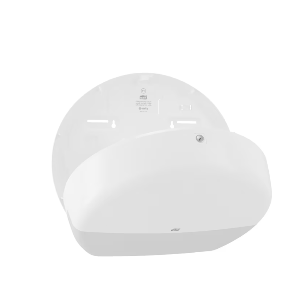 Dozownik do papieru toaletowego Jumbo Tork 554000 Elevation T1, zaprojektowany do toalet o dużym natężeniu ruchu, to biały, montowany na ścianie dozownik z zaokrągloną pokrywą. Dozownik jest pokazany w otwartej formie, aby ukazać jego wnętrze, które ma wycięcia i otwory ułatwiające instalację. Jest doskonałym wyborem do efektywnego zarządzania papierem toaletowym Jumbo.