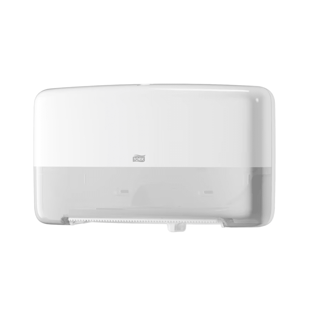 Podwójny podajnik Tork 555500 dla mini jumbo papieru toaletowego T2 od TORK – Essity Professional Hygiene Germany GmbH posiada przezroczystą dolną część, która umożliwia łatwą kontrolę rolki wewnątrz. Jego smukły design obejmuje małe logo na przedniej stronie i ząbkowaną krawędź do wygodnego odrywania papierowych ręczników.