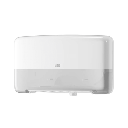 Podwójny podajnik Tork 555500 dla mini jumbo papieru toaletowego T2 od TORK – Essity Professional Hygiene Germany GmbH posiada przezroczystą dolną część, która umożliwia łatwą kontrolę rolki wewnątrz. Jego smukły design obejmuje małe logo na przedniej stronie i ząbkowaną krawędź do wygodnego odrywania papierowych ręczników.