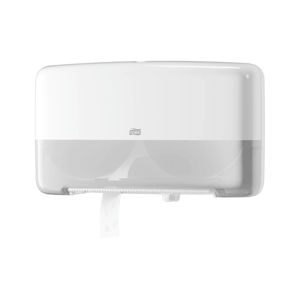 Podwójny podajnik Tork 555500 dla mini jumbo papieru toaletowego T2 od Essity Professional Hygiene Germany GmbH to stylowy i funkcjonalny biały podajnik do montażu na ścianie z przezroczystym dołem na dwie rolki. Mała porcja papieru toaletowego zwisa z przodu, co dodaje zarówno elegancji, jak i funkcjonalności.