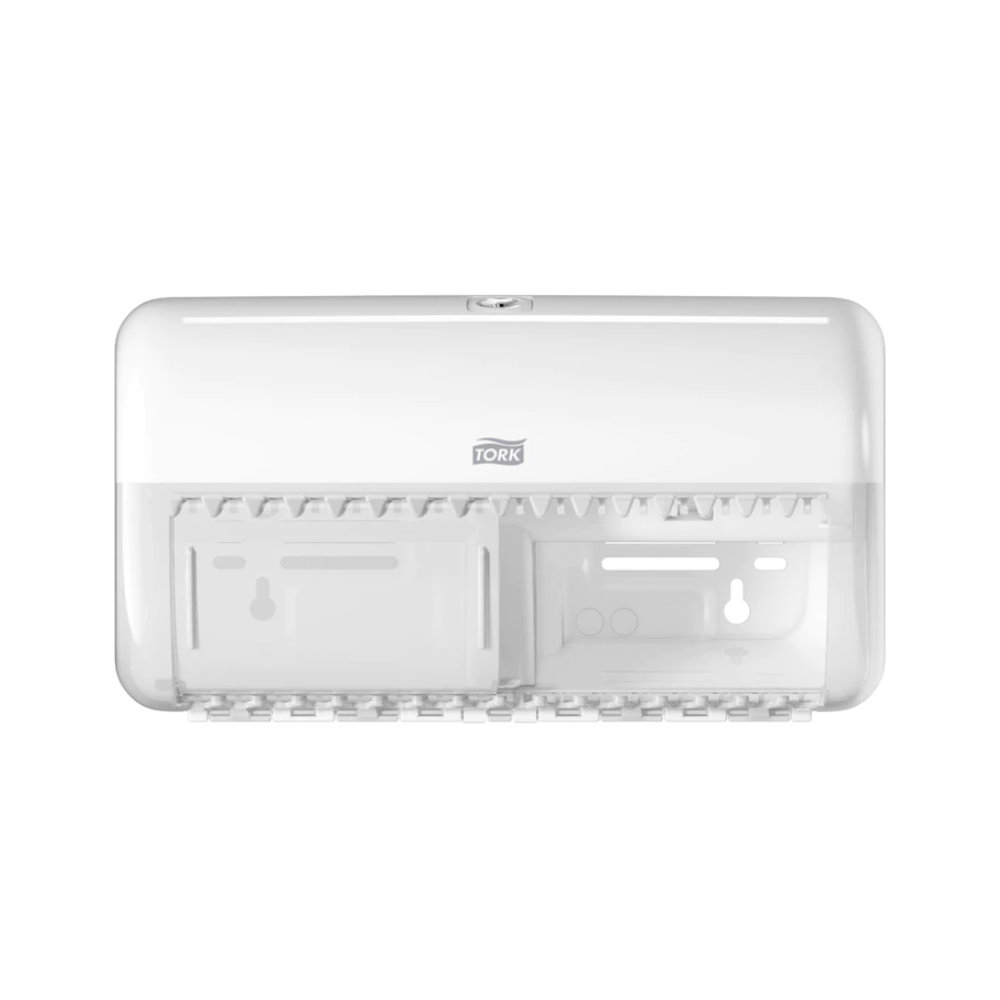 Dozownik Tork 557000 na małe rolki papieru toaletowego Elevation T4 od TORK – Essity Professional Hygiene Germany GmbH prezentuje design Elevation z przezroczystą pokrywą, idealny do montażu na ścianie. Ten biały dozownik jest prezentowany pusty, co podkreśla jego wewnętrzną strukturę i bezpieczny mechanizm zamykający na górze.