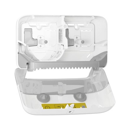 Tork 558040, dozownik na dwie rolki papieru toaletowego Elevation T7 bez tulei, od Essity Professional Hygiene Germany GmbH, ma otwartą konstrukcję z przezroczystymi sekcjami, co podkreśla wewnętrzne mechanizmy i ekologiczną funkcjonalność przechowywania i wydawania papieru. Posiada widoczną ząbkowaną krawędź, żółtą etykietę z instrukcją i jest kompatybilny z papierem toaletowym bez tulei.