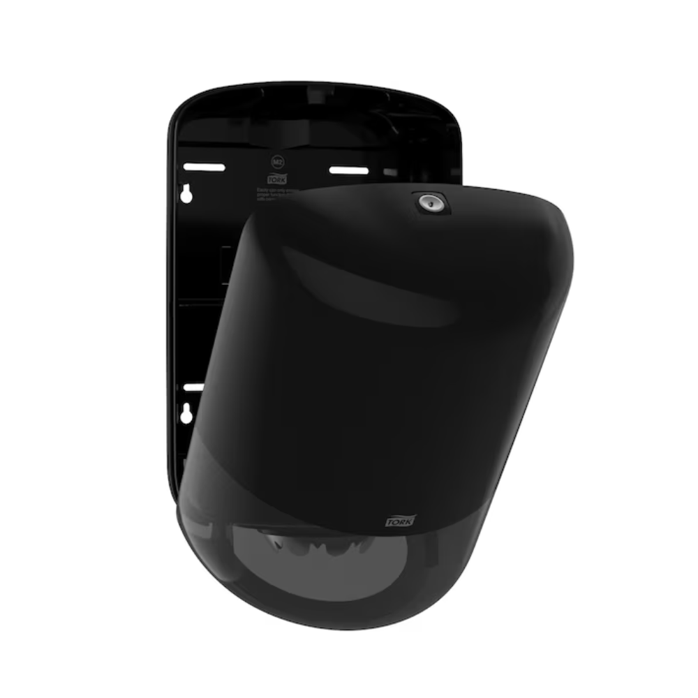 Tork 559008 dozownik wewnętrzny Elevation M2 firmy Essity Professional Hygiene Germany GmbH prezentuje się w eleganckim i zaokrąglonym czarnym designie do montażu na ścianie. Posiada lekko otwartą przednią pokrywę, która wskazuje na jego dużą pojemność, a wszystko to na prostym białym tle, które podkreśla jego nowoczesny i stylowy wygląd.