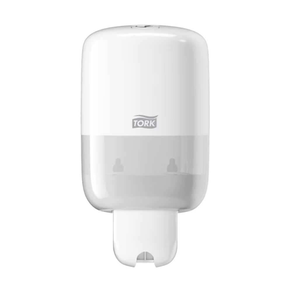 Der Tork 561000 Mini Spender für Flüssigseife Elevation S2, hergestellt von Essity Professional Hygiene Germany GmbH unter der Marke TORK, verfügt über ein schlankes und modernes Elevation-Design mit transparentem Unterteil für eine einfache Wandmontage. Auf der Vorderseite ist das markante Tork-Logo zu sehen, während der Boden einen effizienten Spenderschlitz enthält.