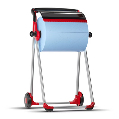 Tork 652008 dozownik na rolki stojak podłogowy Performance W1, marka TORK – Essity Professional Hygiene Germany GmbH, mieści dużą rolkę ręczników papierowych i jest wyposażony w kółka dla mobilności. Dozownik ma elegancki czerwono-czarny design i posiada solidną metalową ramę oraz ząbkowaną krawędź, aby ułatwić odrywanie arkuszy.